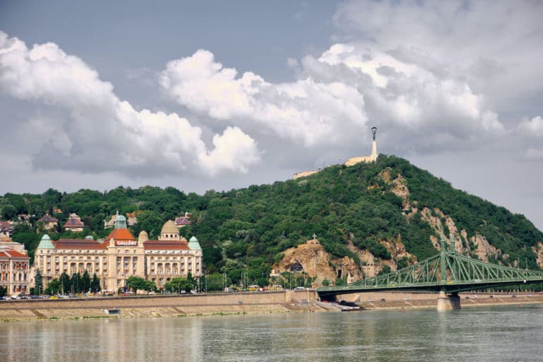 Quartier de Taban avec les bains et le mont Gellert à Budapest - Photo d'Adam Hornyak