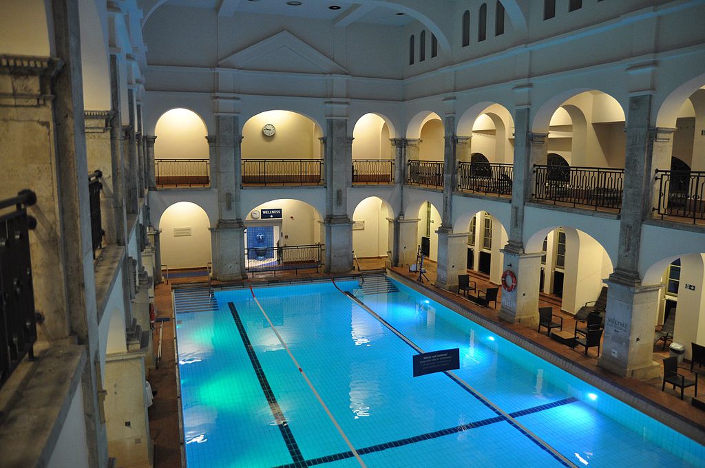 Piscine du bain Rudas dans le quartier de Taban à Budapest - Photo de Christo