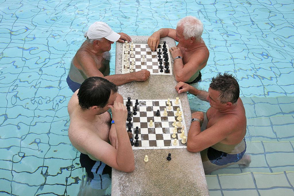 Jeux d'échec dans l'eau chaude des thermes Széchenyi à Budapest - Photo d'Alex Proimos