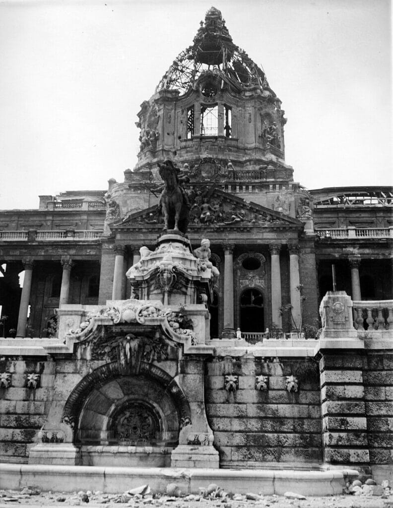 Palais royal de Budapest en 1945. Photo de Fortepan / Archiv für Zeitgeschichte ETH Zürich / Agnes Hirschi.