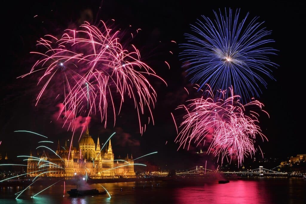 Agenda de Budapest : Feu d'artifice pour la Saint Sylvestre (nouvel an) au dessus du Parlement. Photo de Veronika Szappanos.