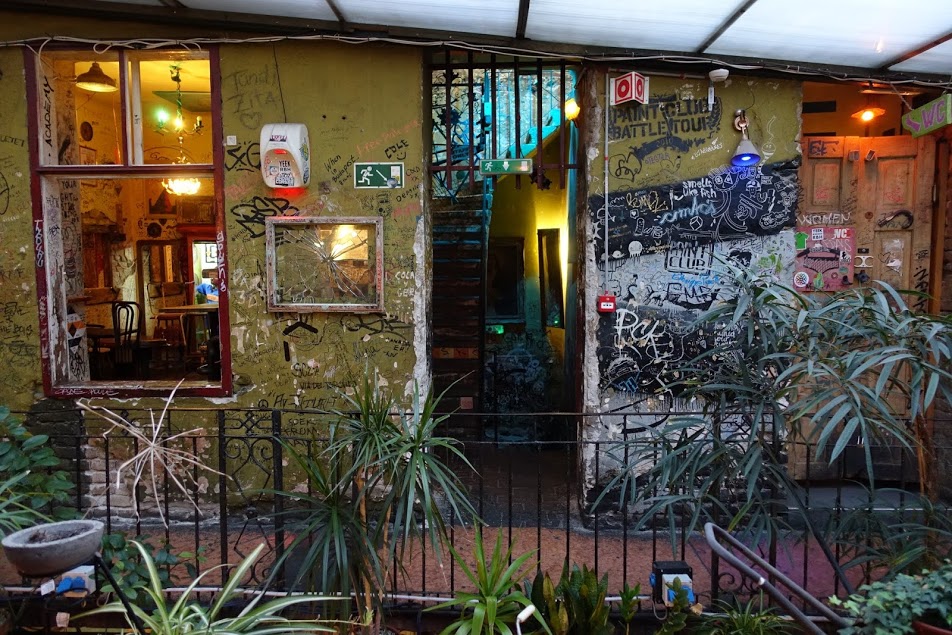 Ruin bar Szimpla Kert à Budapest – Photo de Thaler Tamas