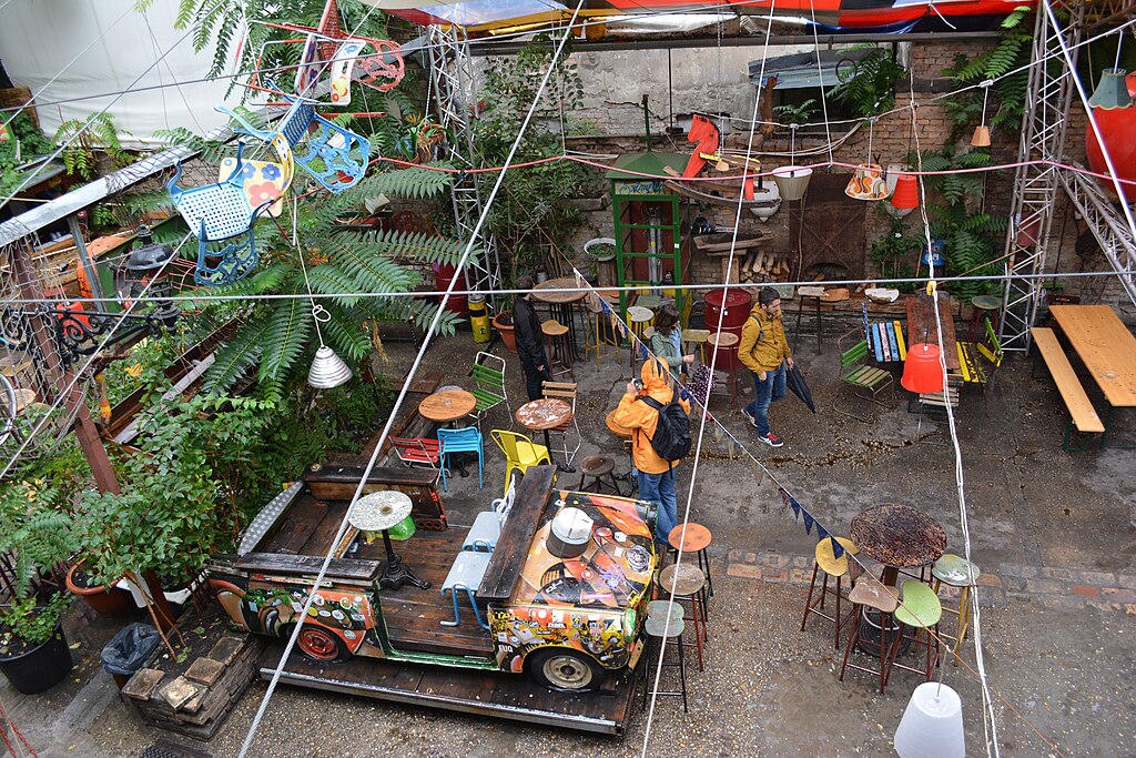 Cour-jardin du Ruin Bar Szimpla Kert à Budapest – Photo de JoshuaCrawford