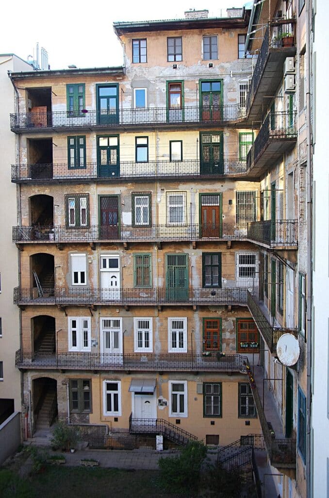 Cour de Budapest, typique de l'ancien quartier juif - Photo de Paolo Villa - Licence ccbysa 4.0