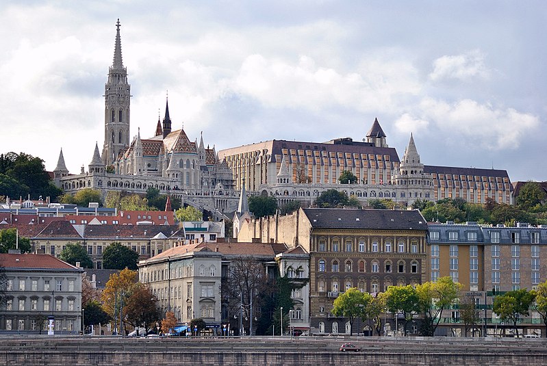 Eglise Matyas ou Matthias sur les hauteurs de Buda entourée par le bastion des pêcheurs - Photo de Puffancs.