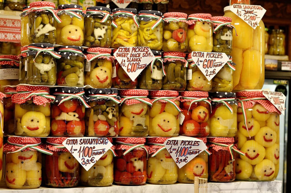 Conserves dans les Halles Centrales de Budapest - Photo de Yelkrokoyade - Licence ccbysa 3.0