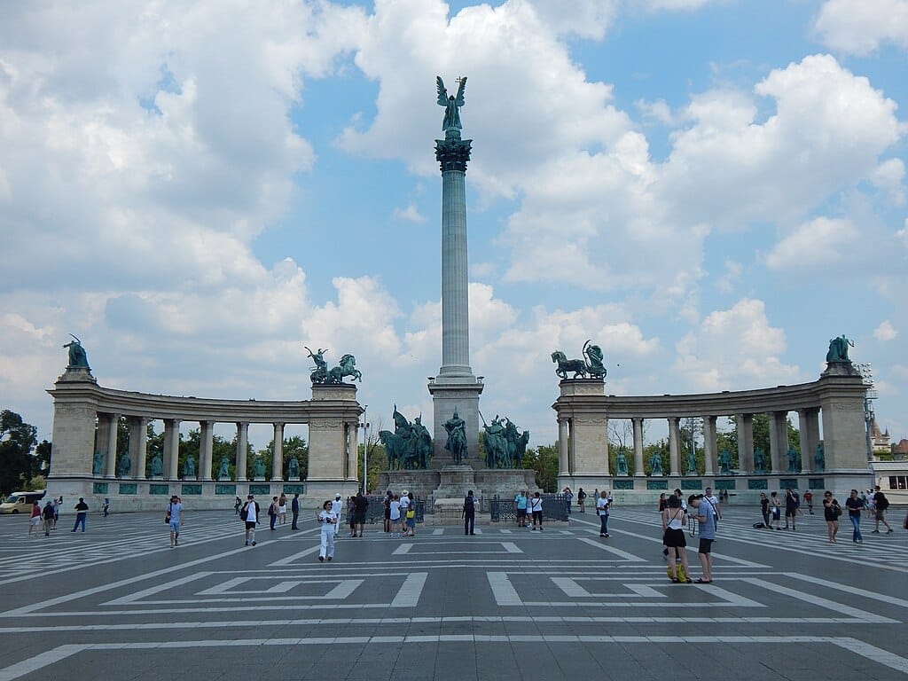 Place des Héros à Budapest : Célébration de l’histoire des Magyars.