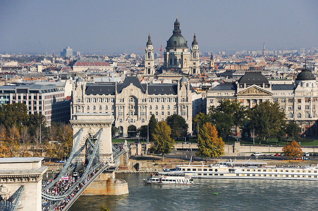 Vue sur le quartier de Lipotvaros avec le Palace Gresham aligné avec la Basilique Saint Etienne de Budapest - Photo de Mstyslav Chernov