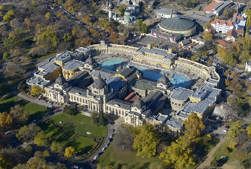 Vue aérienne des thermes de Széchenyi dans le quartier de Varosliget à Budapest - Photo de Civertan