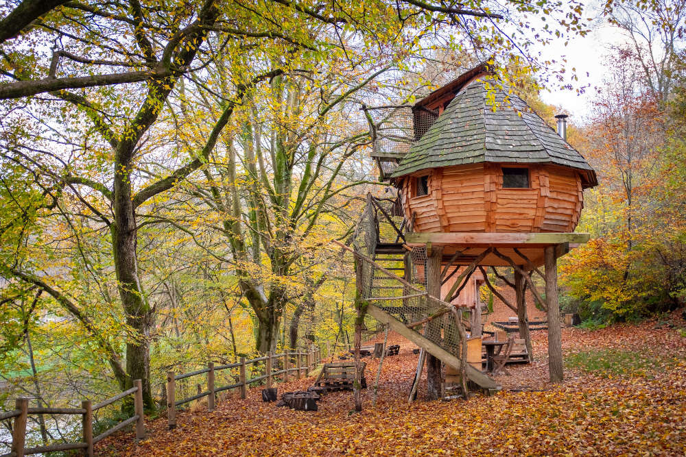 Merveilleuse petite cabane suspendue dans les arbres - Photo de Bernard Hermant 