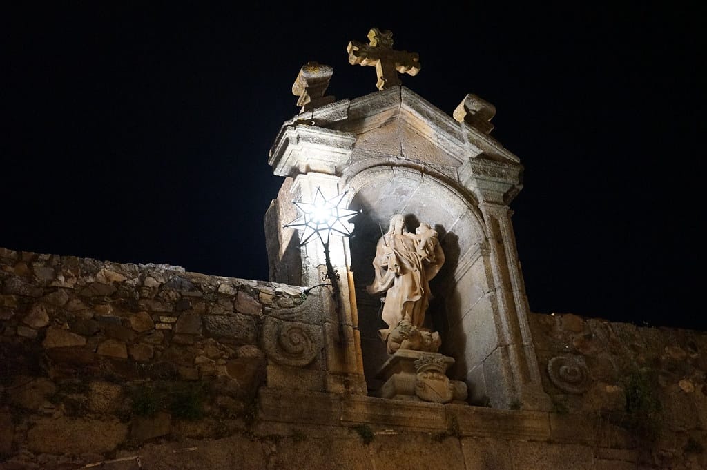 Statue de la vierge et de l'étoile au dessus de l'Arco della estrella.