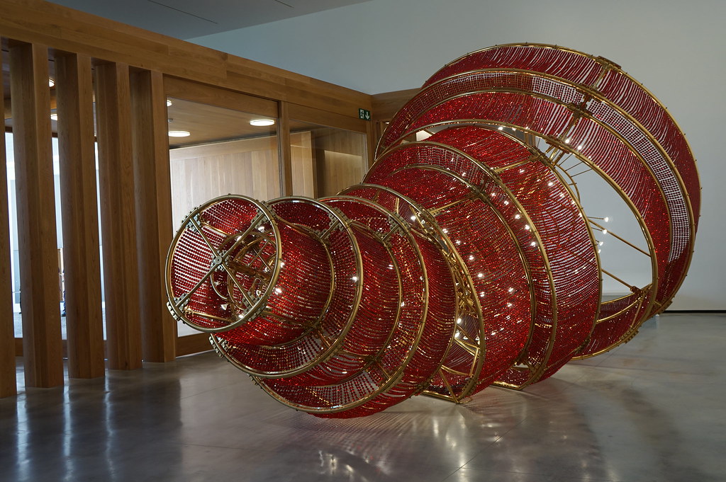 Chandelier rouge d'Ai Shi au Musée d'art contemporain.