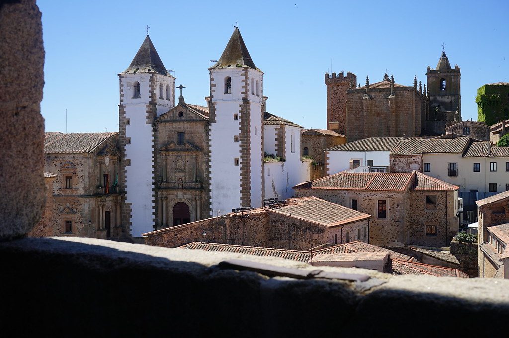 Vue sur l'église San Francisco Javier de Caceres.