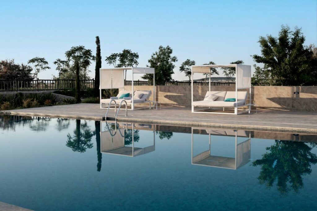 Piscine de l'hotel Hospes Palacio de Arenales à Caceres.