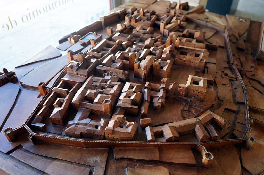 Maquette de la Vieille Ville de Caceres à l'office de tourisme sur la Plaza Mayor.