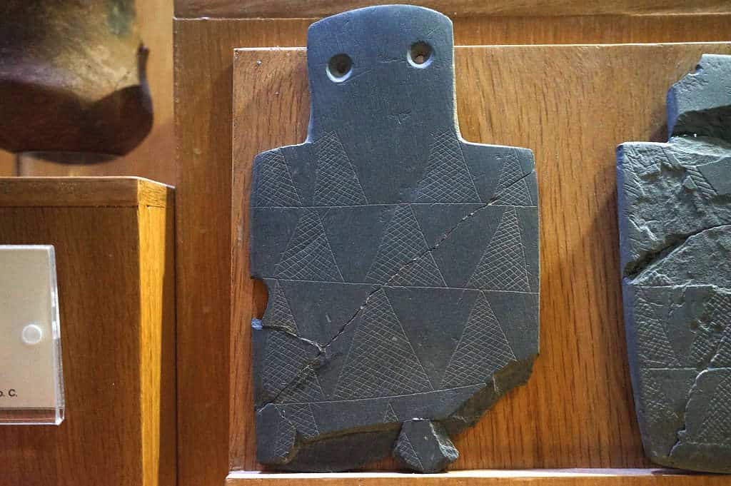 Sculpture anthropomorphique dans la collection préhistorique du musée.