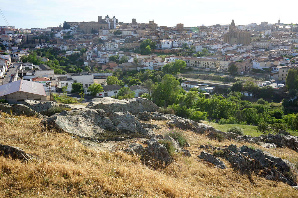 Vue sur Caceres depuis une colline lui faisant face.