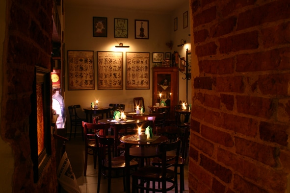 Lumière tamisée du Zakatek, Café discret et retro à Cracovie Lumière tamisée du Zakatek, Café discret et retro à Cracovie