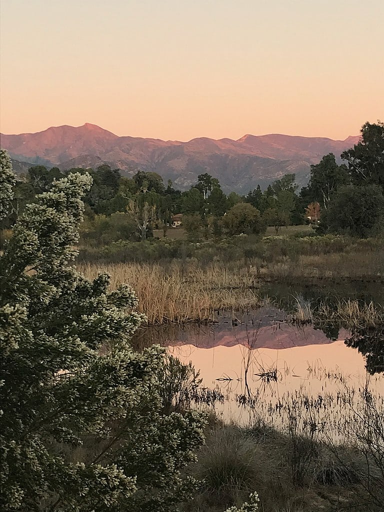 Paysage depuis Ojai en direction de Chief Peak - Photo de Cameranesi - Licence CC BY SA 4.0