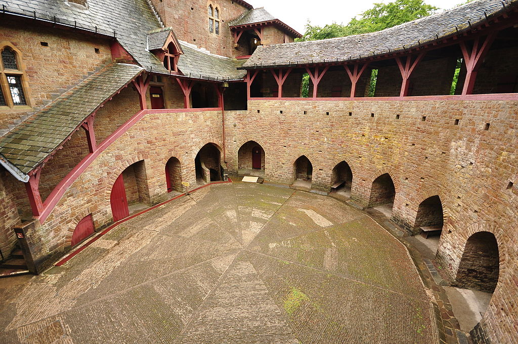 Cour intérieure du chateau Castell Coch à Cardiff - Photo de Nilfanion