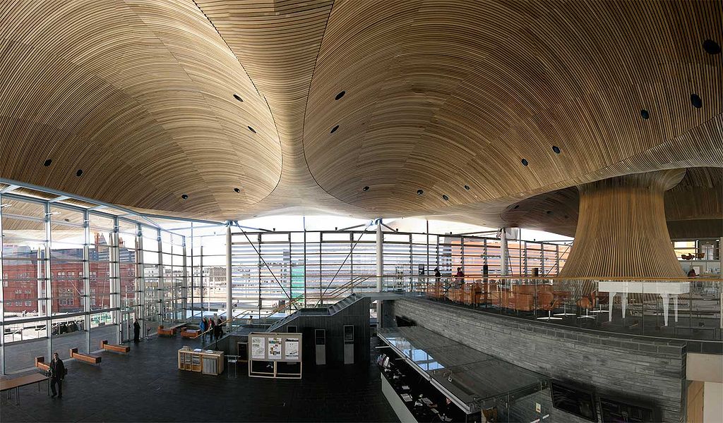 Intérieur de la Senedd, l'assemblée nationale galloise dans la baie de Cardiff.