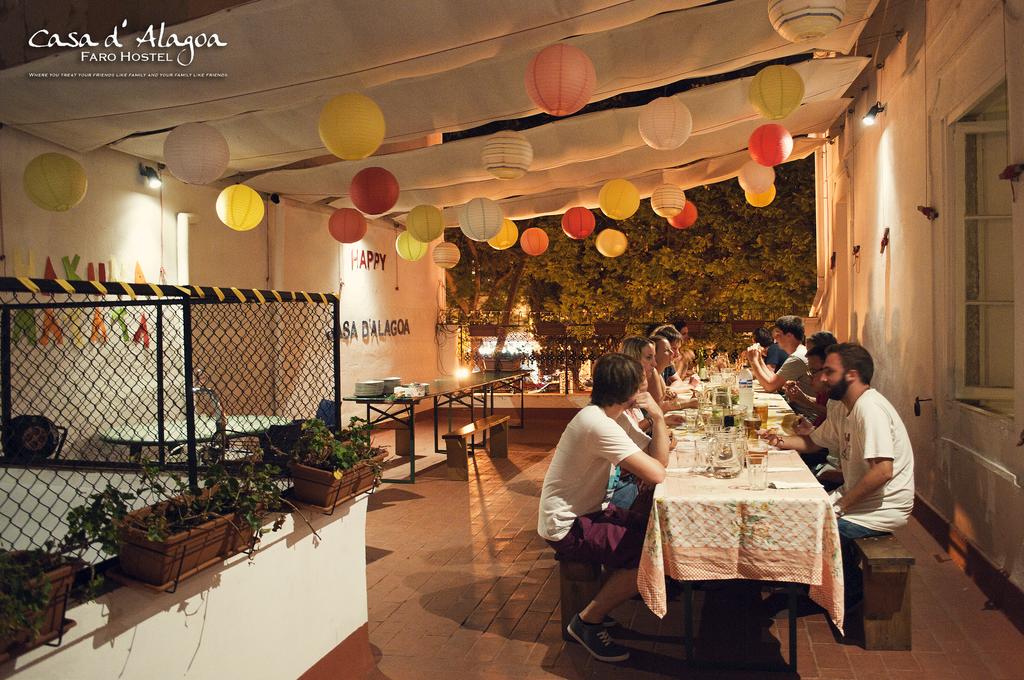 Repas commun dans l'auberge de jeunesse Casa d Alagoa à Faro.