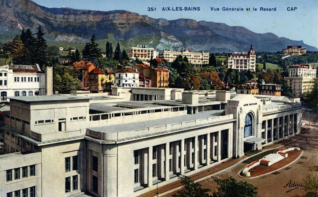 Vue sur Aix les bains et le Revard (le massif en arrière plan) dans les années 1950 (?).