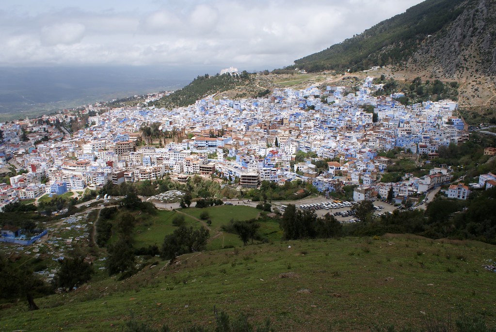 Vue depuis l’esplanade de la Mosquée Bouzâafar sur la ville bleue de Chefchaouen au Maroc.