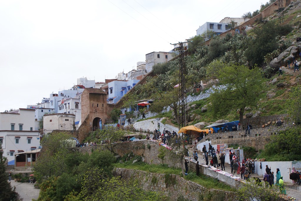 Une des artères rejoignant la mosquée sur la colline de la place centrale de la médina de Chefchaouen.