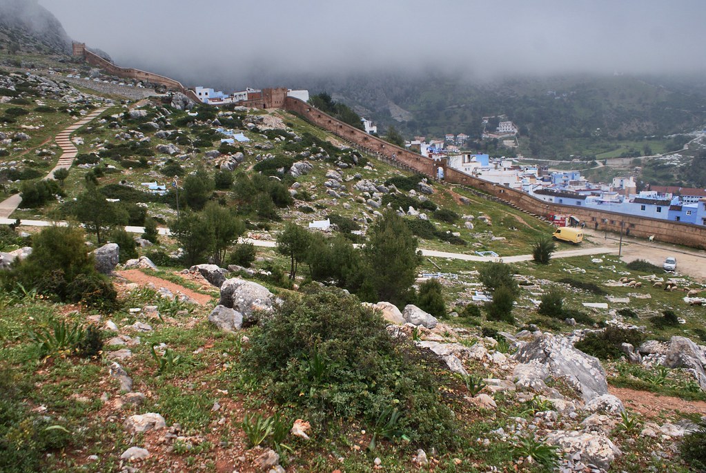 Cimetière au de là des murs au nord de Chefchaouen.