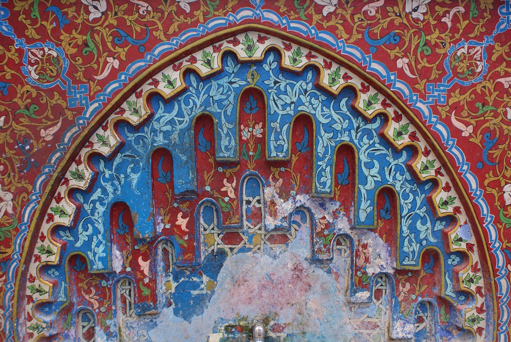 Chefchaouen, détail d’une fontaine colorée.