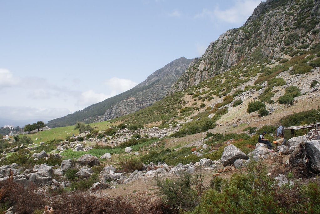 Chefchaouen ou Chaouen est bâtie à 600 m d’altitude au pied des monts Kelaa et Meggou.