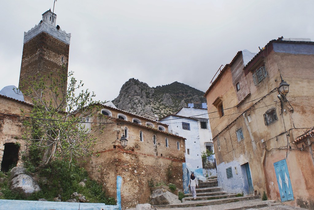 Une mosquée de Chefchaouen en contrebas des montagnes du Rif.