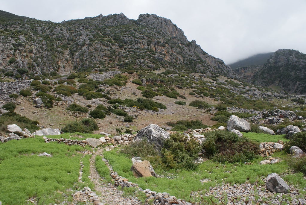 Des montagnes abruptes et sauvages avec quelques villages sur le chemin de la boucle.
