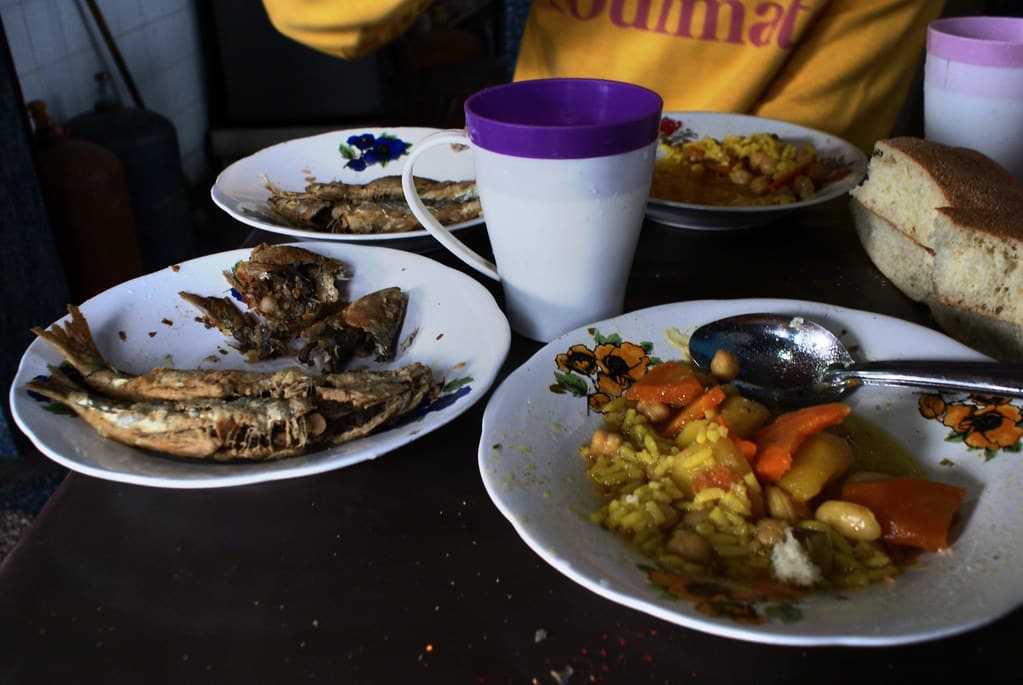 Repas simple mais bon dans un boui boui de Chefchaouen.