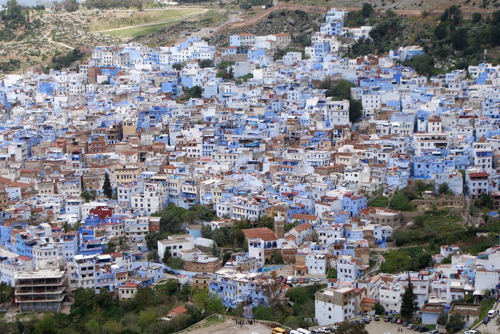 > Vue sur la ville bleue depuis la Mosquée Bouzâafar à Chefchaouen.