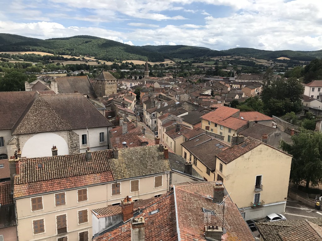 Vue sur le centre historique de Cluny depuis le clocher d'une église.