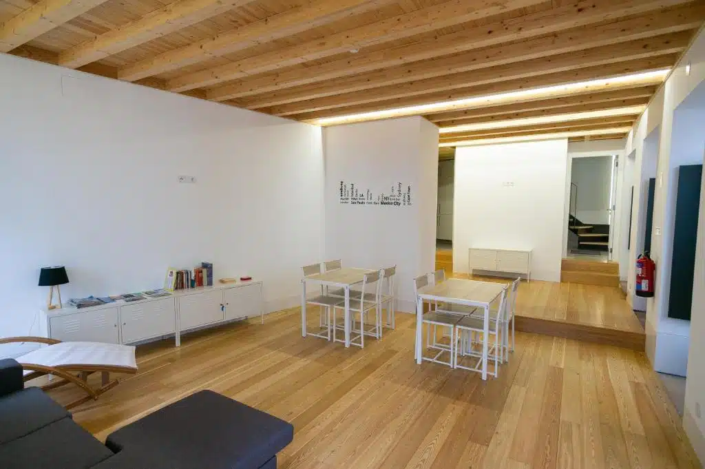 Espace commun de l'auberge de jeunesse Change the World à Coimbra.