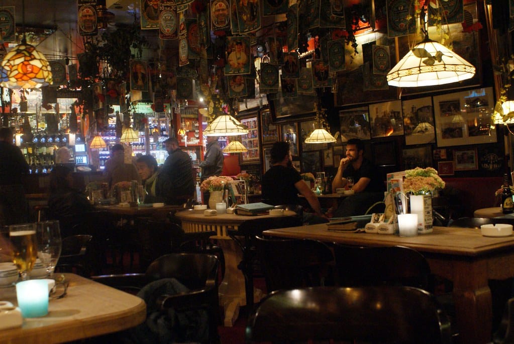 A l’intérieur du bar de la gare de Copenhague, le Jernbanecafeen.
