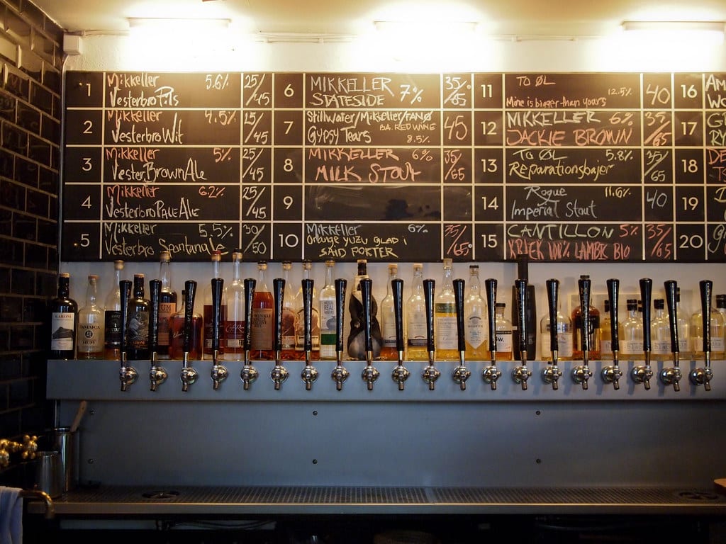 Boire une bière à Copenhague, ici dans le Mikkeller Bar, quartier de Vesterbro. Photo d’Adam Chandler.