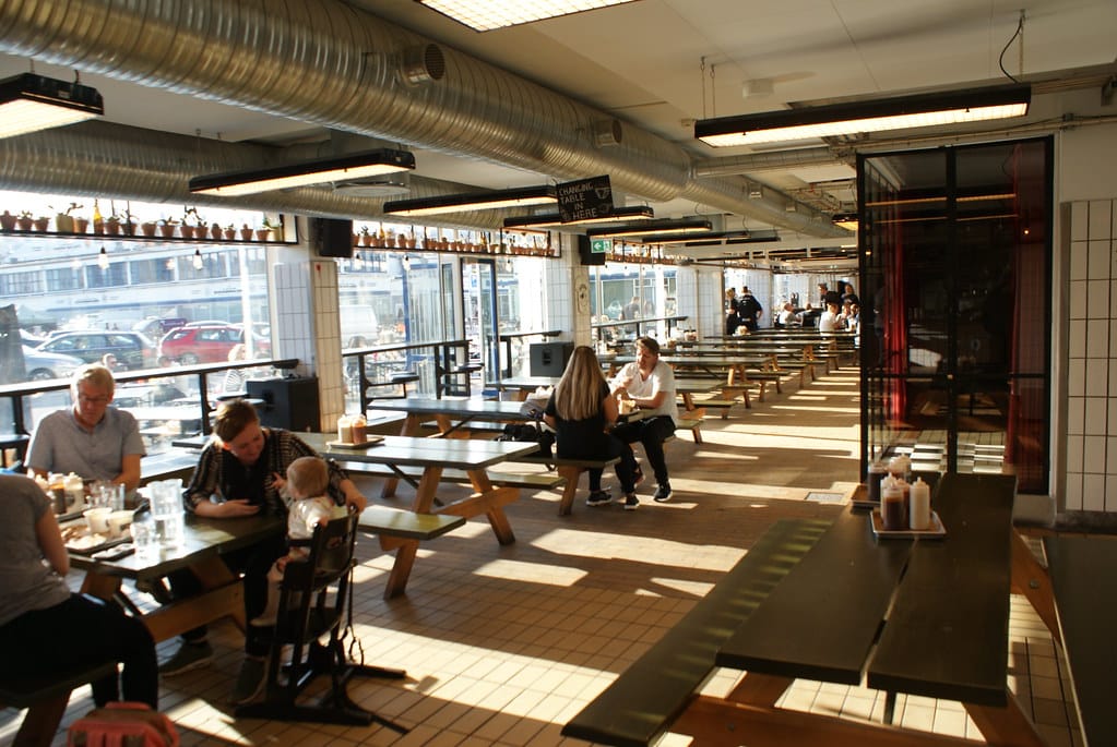 Ambiance industrielle dans le bar du Warpigs à Copenhague.