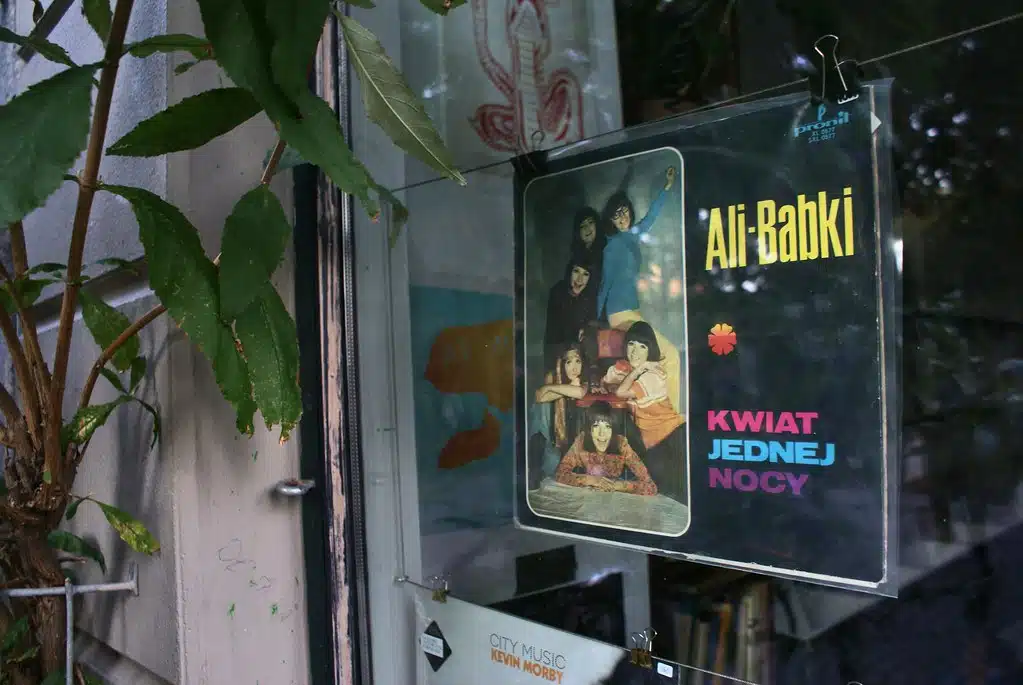 Disquaire à Copenhague avec un disque de Girls bands polonais des années 1960 : Ali Babki.