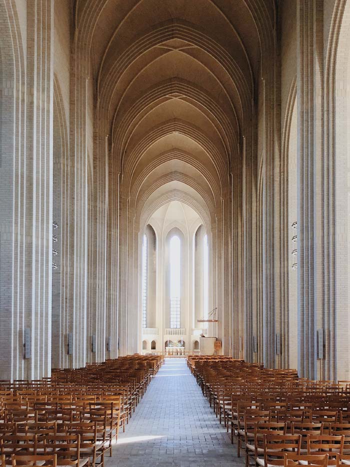 Intérieur de l'église de Grundtvig à Copenhague - Photo de Kirill