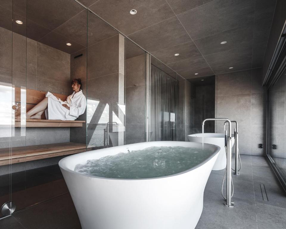 Jacuzzi et sauna dans THE KRANE, Hotel de luxe industriel à Copenhague.