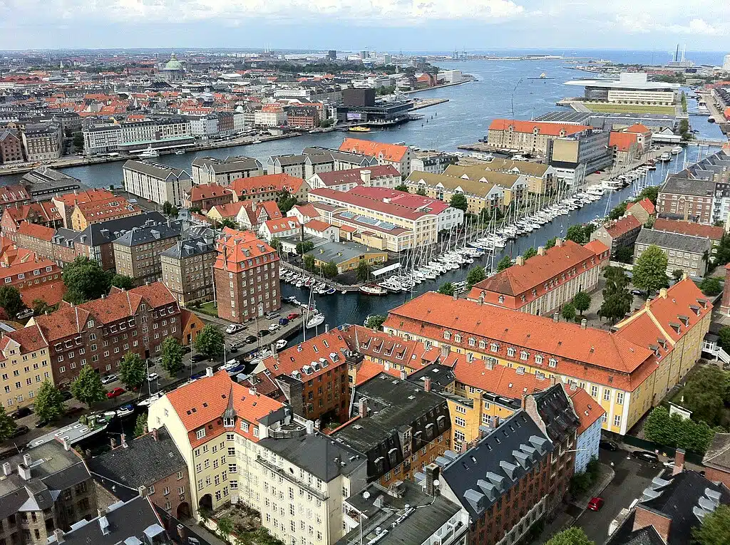 Quartiers de Copenhague : Vue sur Christianshavn depuis l’église Vor Frelsers Kirke – Photo de L-BBE