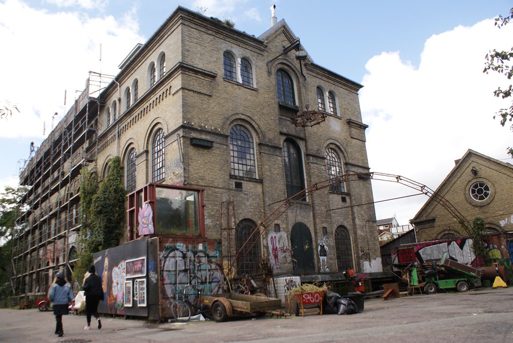 Ancien bâtiment de la base militaire de Christiania aujourd’hui affecté à la communauté d’habitant.