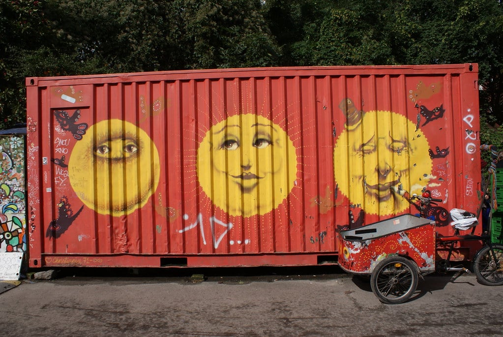 Reprise des couleurs de Christiania sur un contenair du quartier.