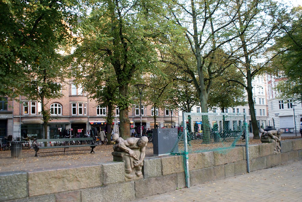 Blågårds Plads accueille un petit terrain de foot, quelques cafés et un marché aux puces le week-end.