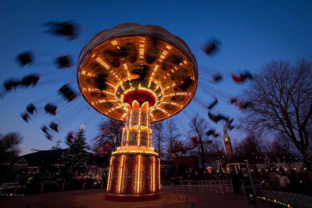 Manège au parc de Tivoli dans Indre By à Copenhague – Photo de Stig Nygaard