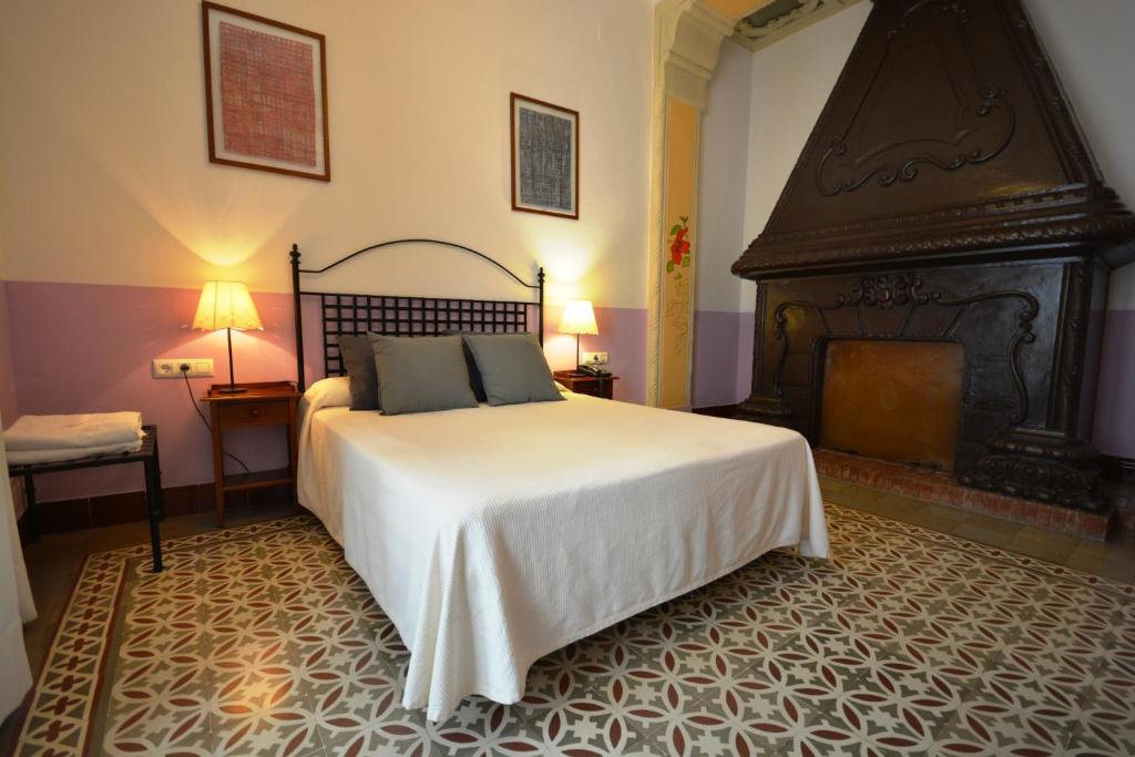 Chambre spacieuse de l'hotel Casa de los Azulejos à Cordoue.